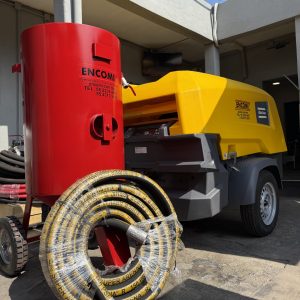 Olla de snadblast ENCOMI de 272kg junto a compresor 185 cfm y manguera enrollada